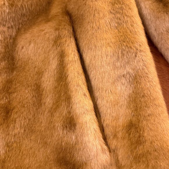 Gorgeous! Jones, New York faux fur jacket size
Medium.  perfect condition! - Picture 6 of 7